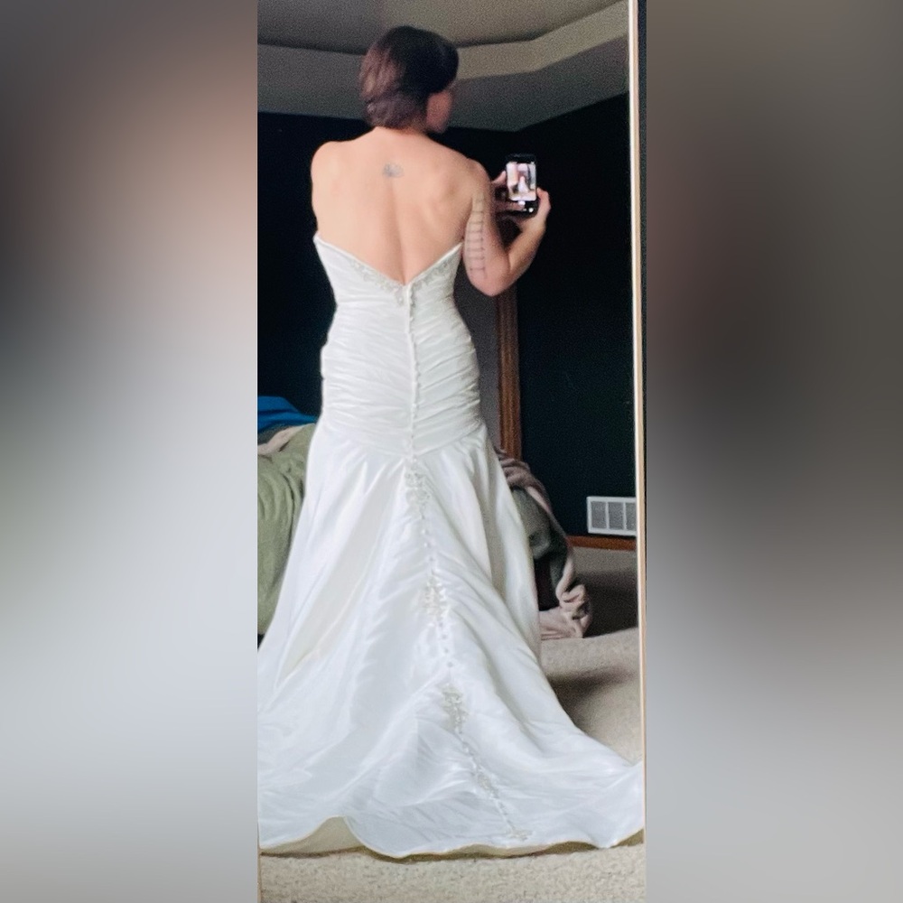 Chic Strapless Ivory Wedding Gown - Fit & Flare - Picture 4 of 12